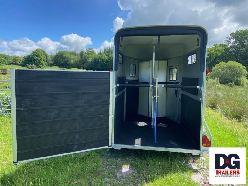 Cheval Liberte Touring Country Double Horse Trailer with Saddle Room in Iron Grey - Image 8