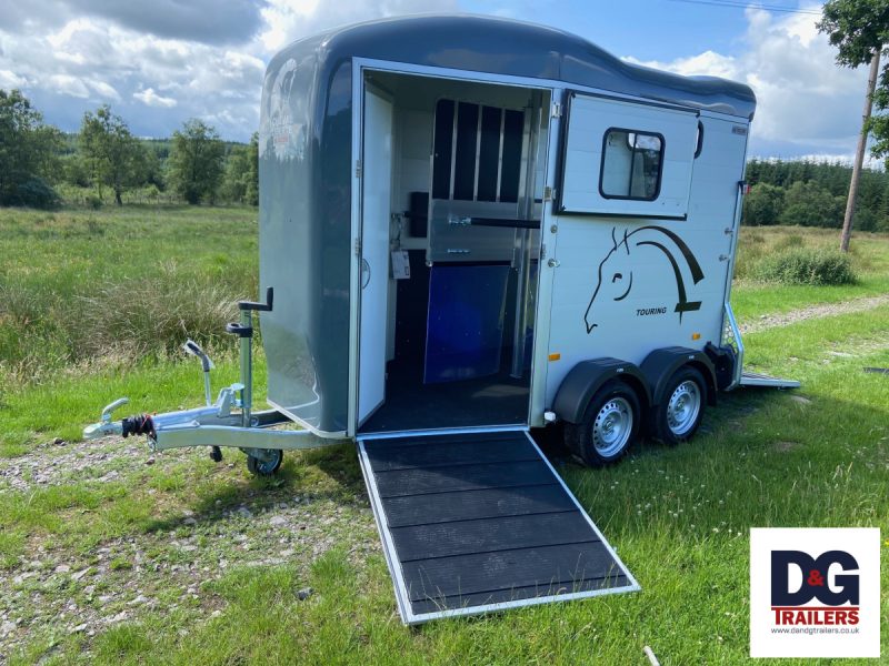 Cheval Liberte Touring Country Double Horse Trailer with Saddle Room in Iron Grey - Image 6