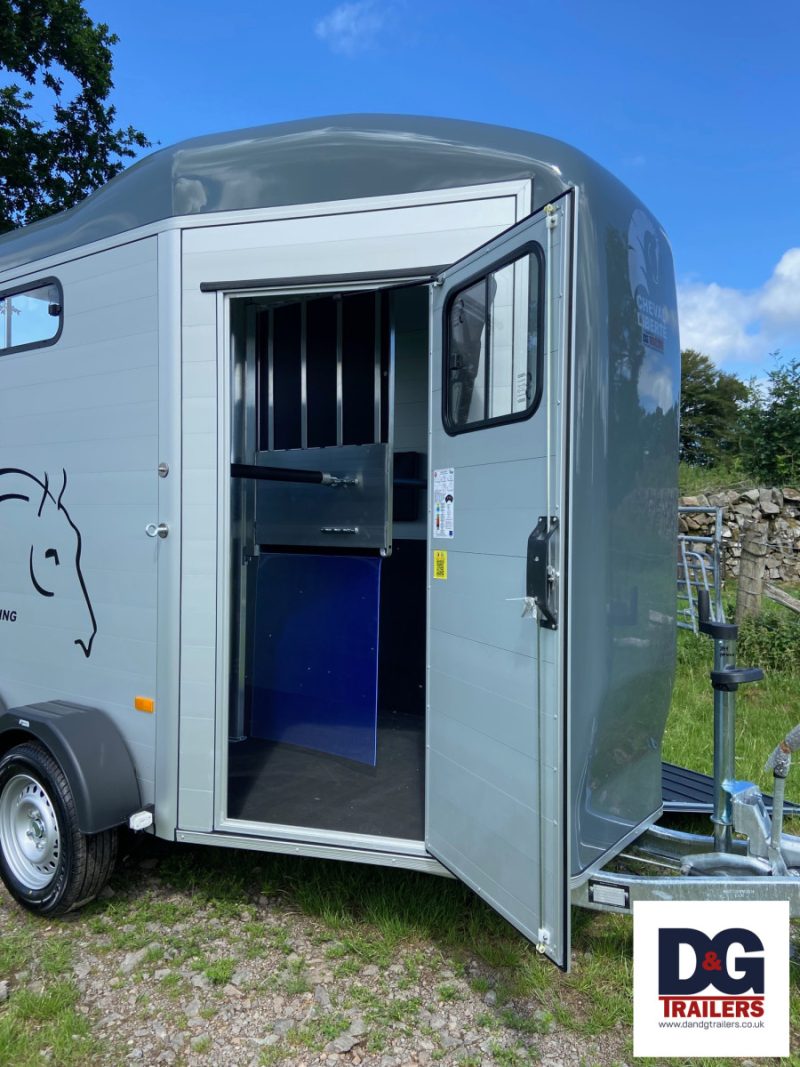 Cheval Liberte Touring Country Double Horse Trailer with Saddle Room in Iron Grey - Image 2